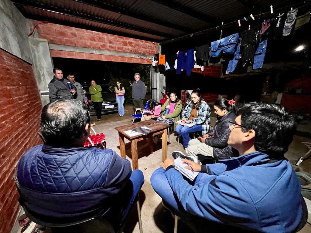 Autoridades municipales realizaron la entrega de la resolución a la nueva comisión vecinal del barrio La Amistad 
