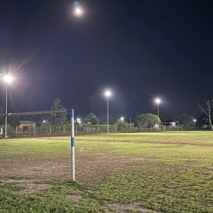 Avanzan con la iluminación de la cancha secundaria del Polideportivo Municipal
