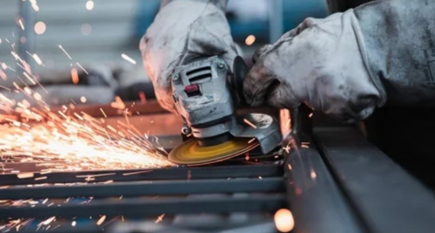 La UIA denunció que se pierden casi 1.500 puestos de trabajo por mes en la industria