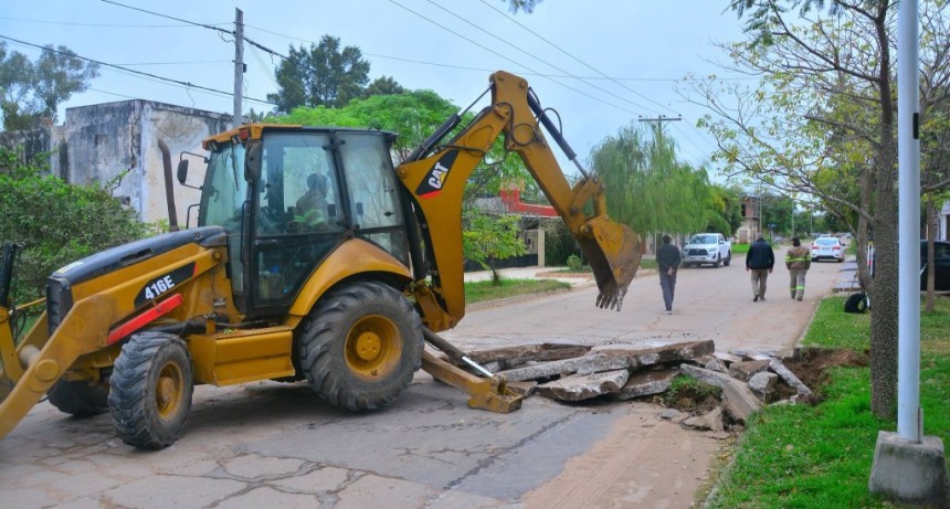El Municipio de Castelli avanza con el mejoramiento de calles con nuevos trabajos de bacheo sobre calle Remedios de Escalada entre Salta y Lauth 