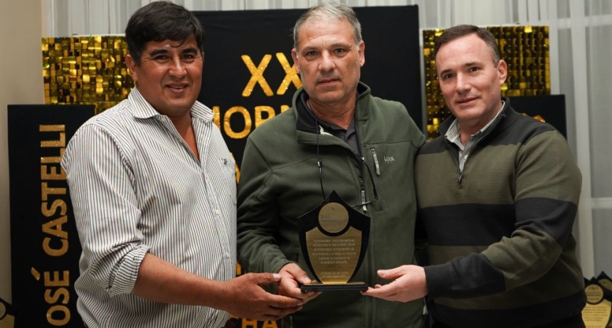 Emotiva cena y entrega de presentes por los 30 a&ntilde;os de vigencia de las jornadas de apicultua del impenetrable