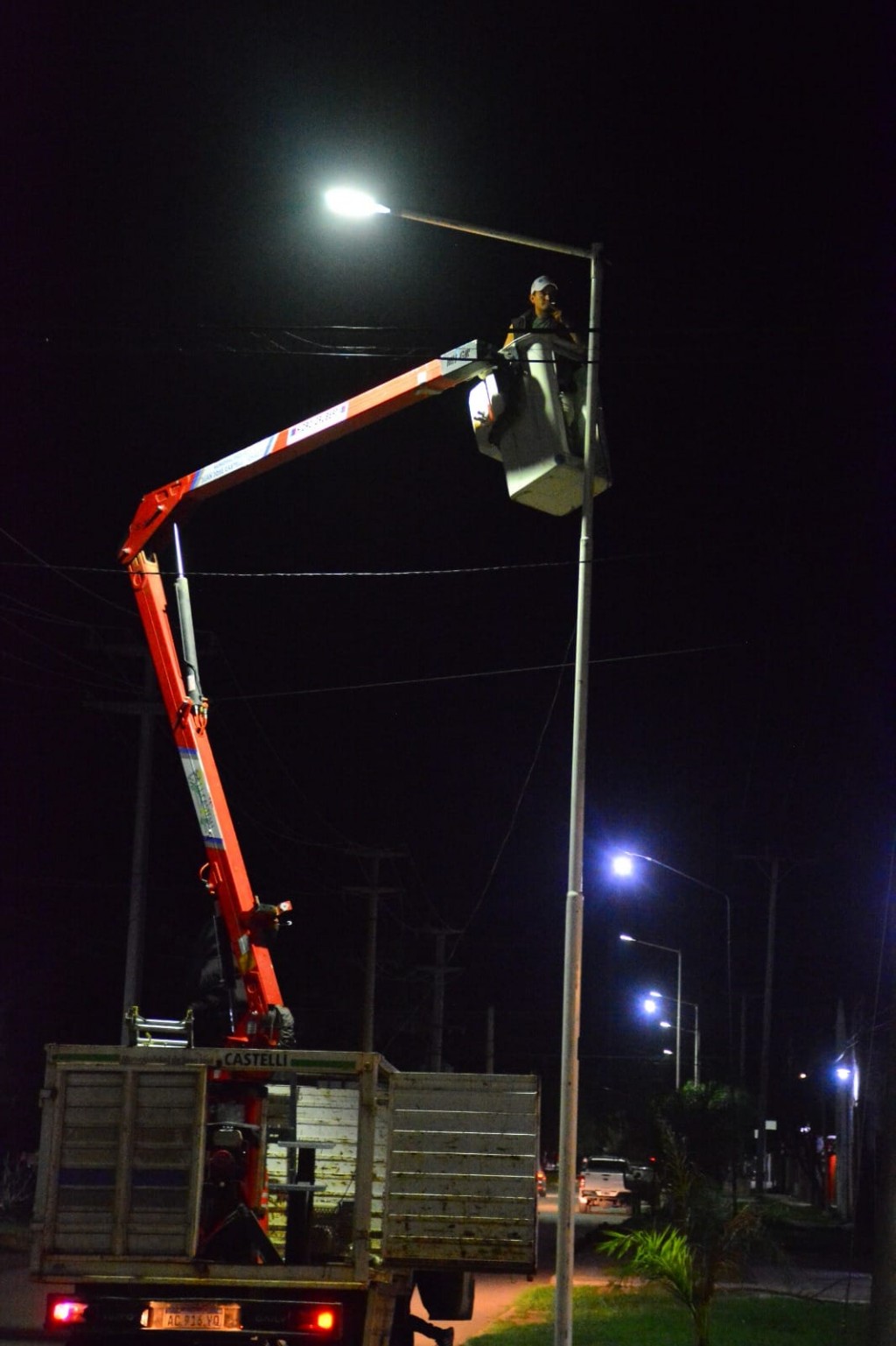 El Municipio de Castelli continúa con la instalación de luminarias led
