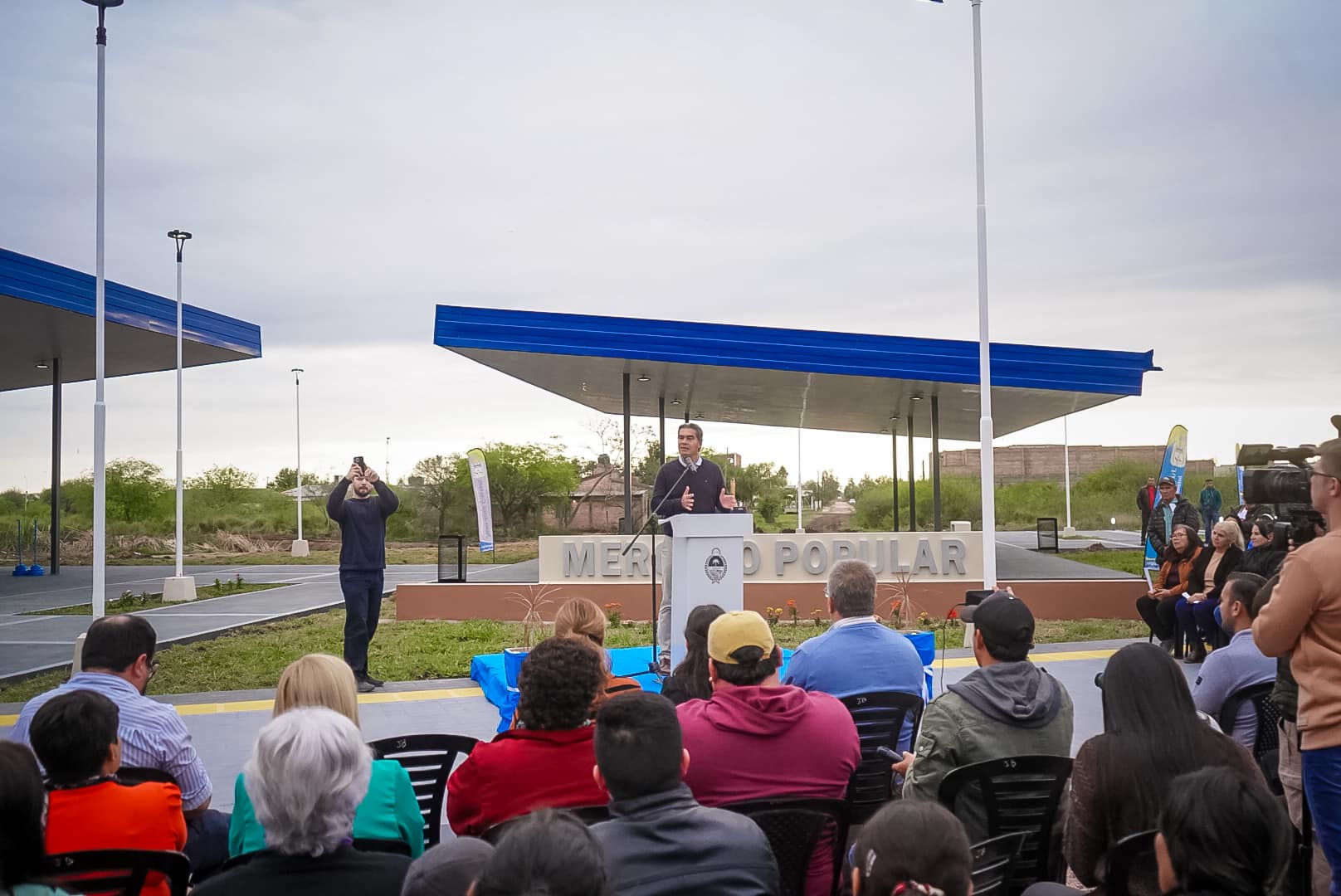 Inauguraciones de obras y entrega de beneficios a cooperadoras escolares para que Castelli siga progresando