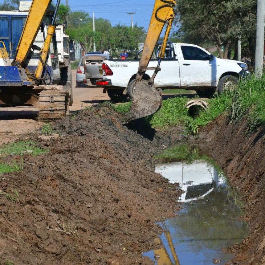 Desde el Municipio avanzan con el plan de limpieza de canales y cunetas en la Avenida Libertadores de Am&eacute;rica