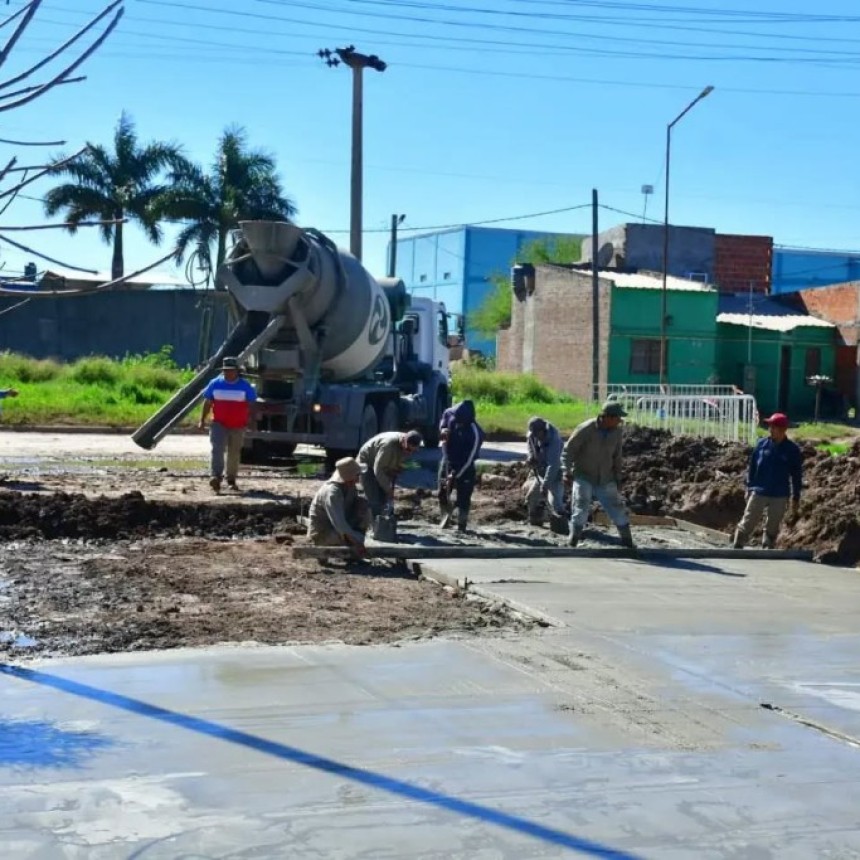 Desde la Municipalidad avanzan con el recupero de pavimento en la calle 2 de Febrero y Crucero General Belgrano