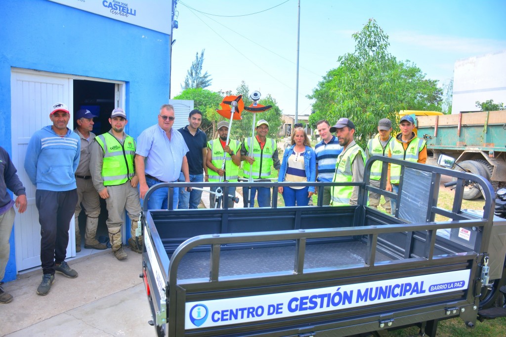 Entrega de indumentaria y equipamiento en el Centro de Gestión del Barrio La Paz 