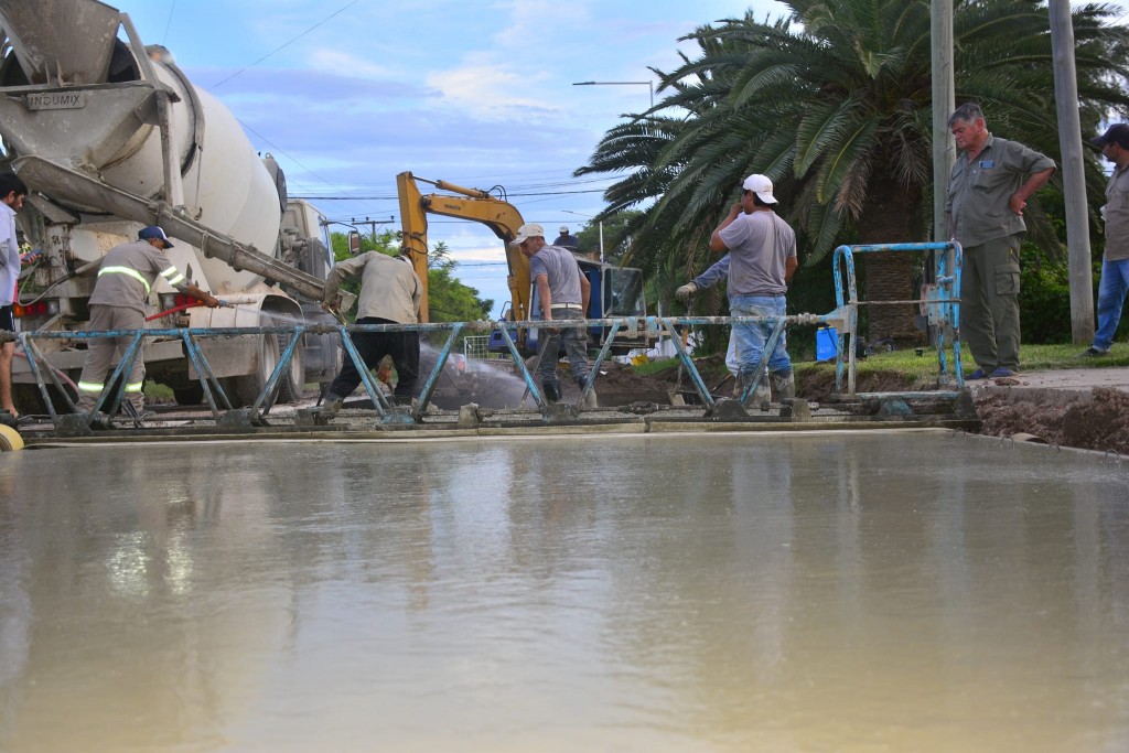 El Municipio continua con la pavimentación de un tramo de la calle 25 de mayo