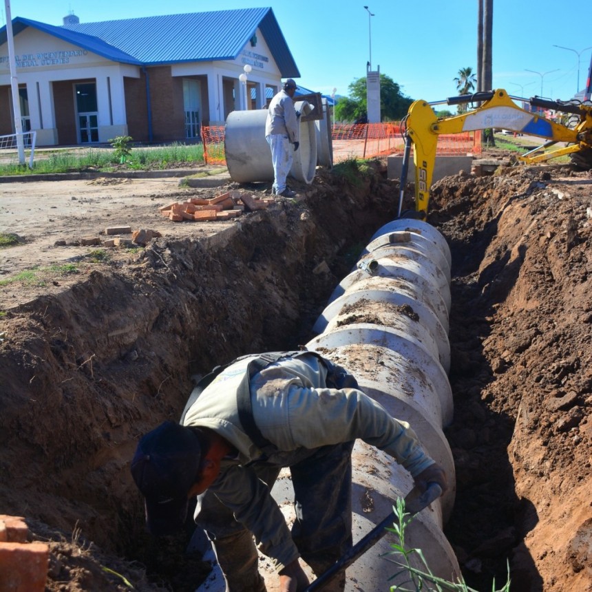 Desde la municipalidad avanzan con obras de limpieza y mantenimiento de canales de desagote 