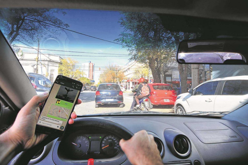 Advierten sobre el riesgo de la velocidad y el uso de celulares en la conducción