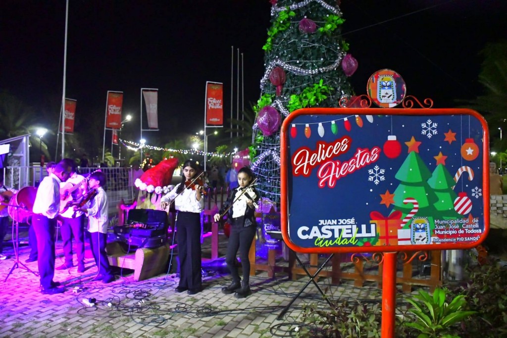 Emotivo acto de encendido de luces navideñas en la plaza central