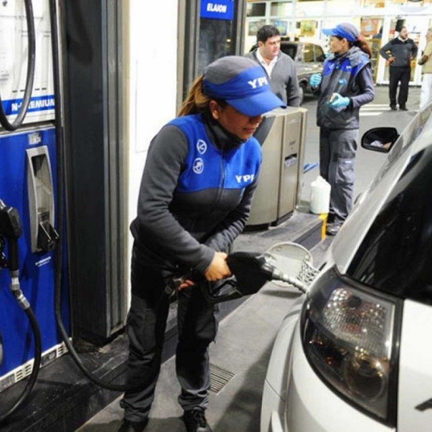 YPF confirm&oacute; un aumento del 1% en los combustibles y alarg&oacute; el congelamiento por otros 45 d&iacute;as