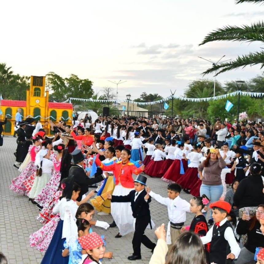 Castelli se visti&oacute; de celeste y blanco para vivir una tarde cargada de cultura, tradici&oacute;n y patriotismo en la Plaza San Mart&iacute;n