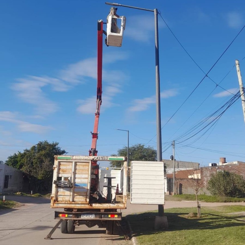  Desde la Municipalidad avanzan en el recambio y la mejora del sistema de alumbrado p&uacute;blico en distintos sectores de la ciudad