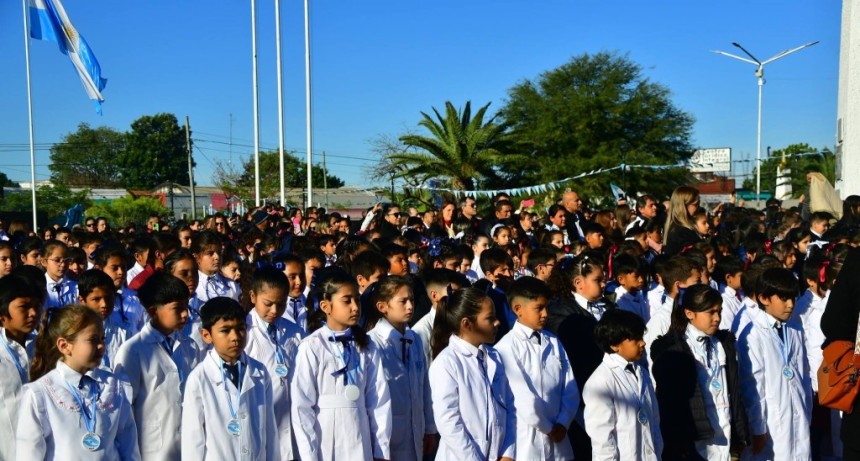 Con una Plaza San Mart&iacute;n colmada, los alumnos de 4&ordm; grado prometieron lealtad a la Bandera Nacional