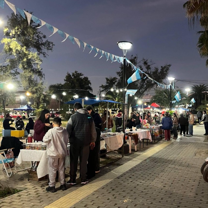Una gran feria en la Plaza Central, reuni&oacute; a manualistas, artesanos, emprendedores locales y diferentes expresiones art&iacute;sticas