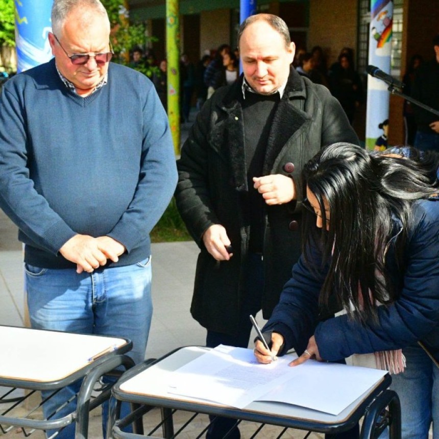 Tras la firma de convenio de concectividad a internet, el Intendente Sander afirmo que 