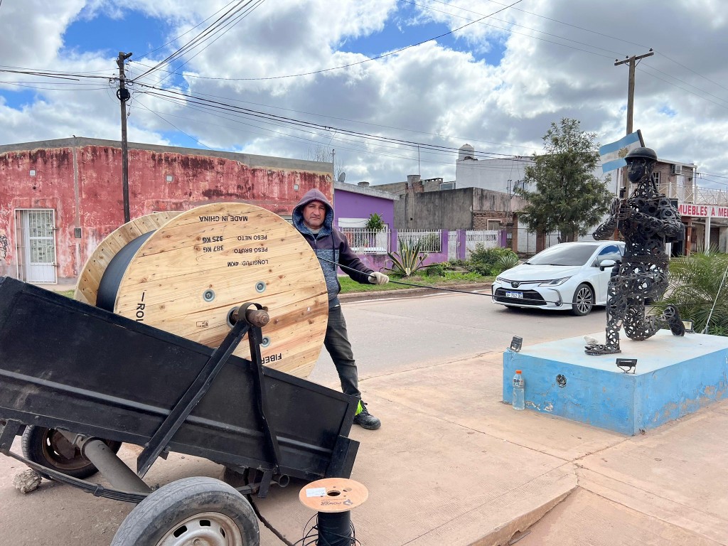 Avanzan los trabajos de tendido de fibra óptica para el Centro de Monitoreo de Castelli