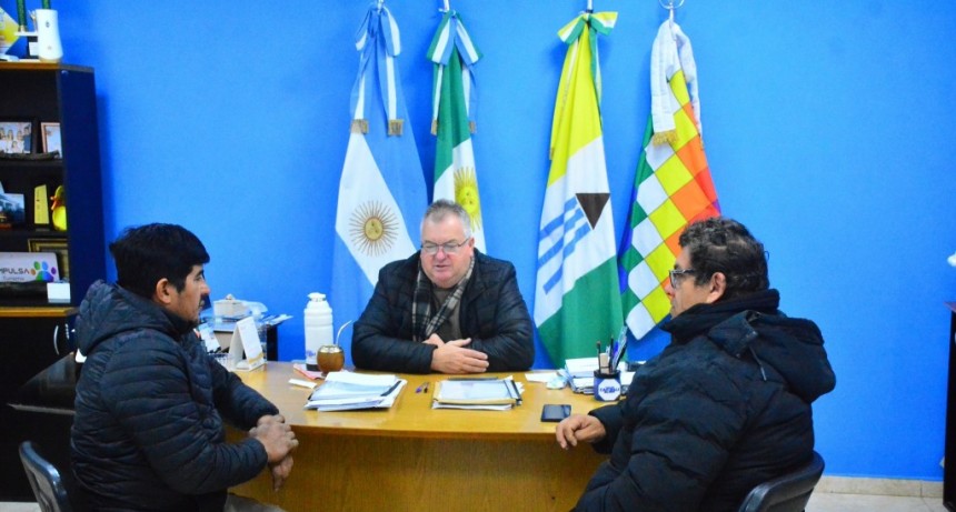 El intendente Pio Sander se reunió con la Asociación de Apicultores de Castelli