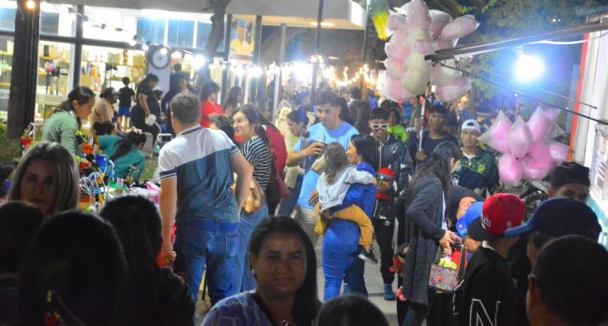 Más de 180 feriantes entre artesanos, manualistas y emprendedores se dieron cita en la Plaza San Martín