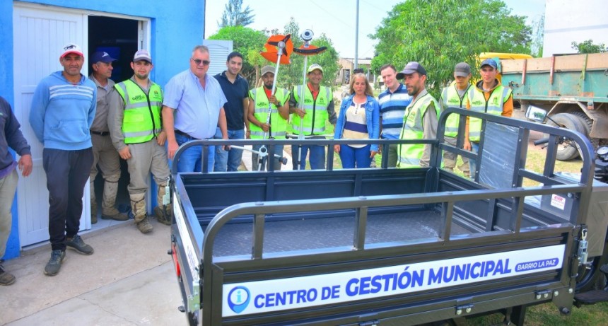 Entrega de indumentaria y equipamiento en el Centro de Gestión del Barrio La Paz 
