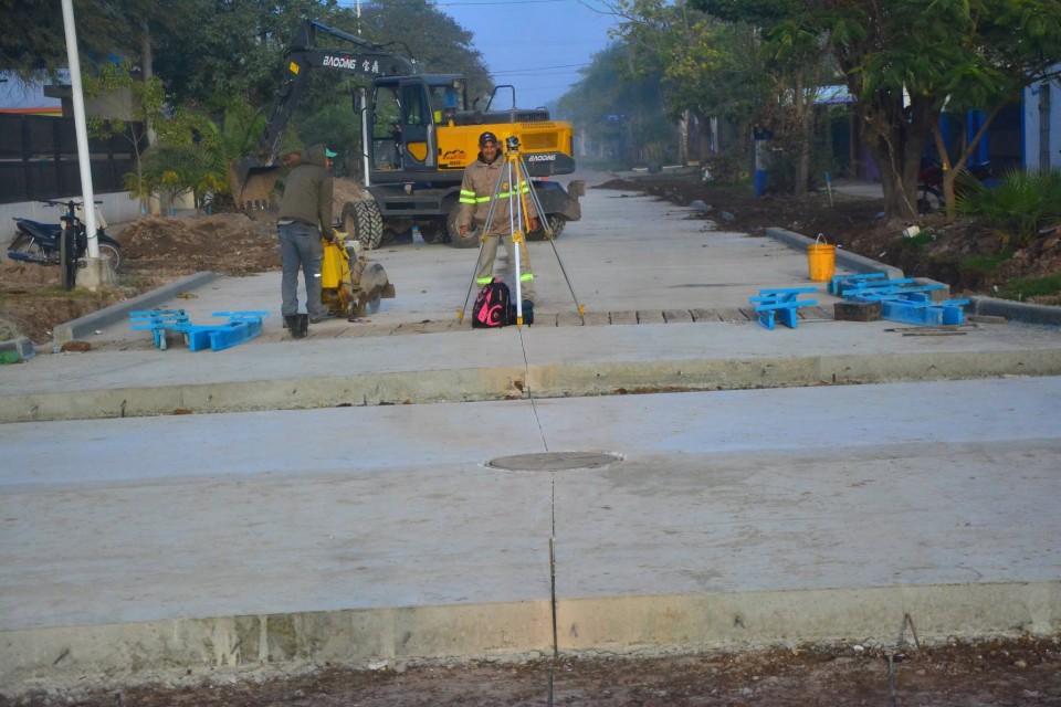 La repavimentación frente a la escuela Nº 255, que lleva a cabo la Municipalidad de Castelli, se encuentra en la etapa final